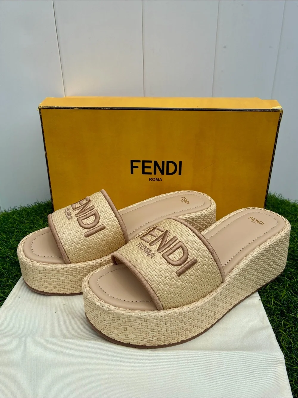 FENDI SUNSHINE NATURAL RAFFIA PLATFORM SLIDE SANDALS EMBROIDERED LOGO SZ 40 NEW